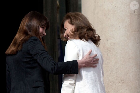 Carla Bruni et Valérie Trierweiler sur le perron de l'Elysée alors que l'ex-mannequin quitte le palais présidentiel avec Nicolas Sarkozy lors de la cérémonie d'investiture du président Hollande. 15 mai 2012