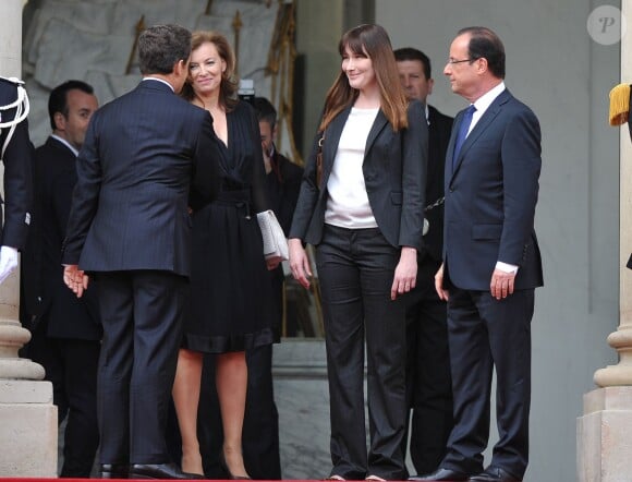 Passation de pouvoir ! Nicolas Sarkozy, François Hollande et leurs compagnes se saluent sur le perron de l'Elysée lors de la cérémonie d'investiture du président Hollande. 15 mai 2012