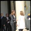 Carla Bruni-Sarkozy et Valérie Trierweiler, le 15 mai 2012, échangent quelques mots lors de la cérémonie d'investiture du président Hollande