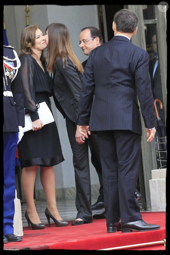 Carla Bruni-Sarkozy et Valérie Trierweiler, le 15 mai 2012, échangent quelques mots lors de la cérémonie d'investiture du président Hollande