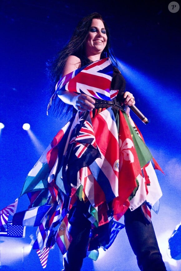La chanteuse Amy Lee du groupe  Evanescence en concert à Manchester, le 6 novembre 2012.