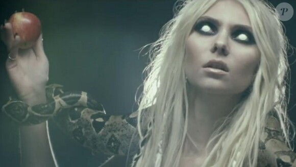 Taylor Momsen, possédée dans "I'm going to hell", le nouveau clip de son groupe The Pretty Reckless, dévoilé le 16 octobre 2013.