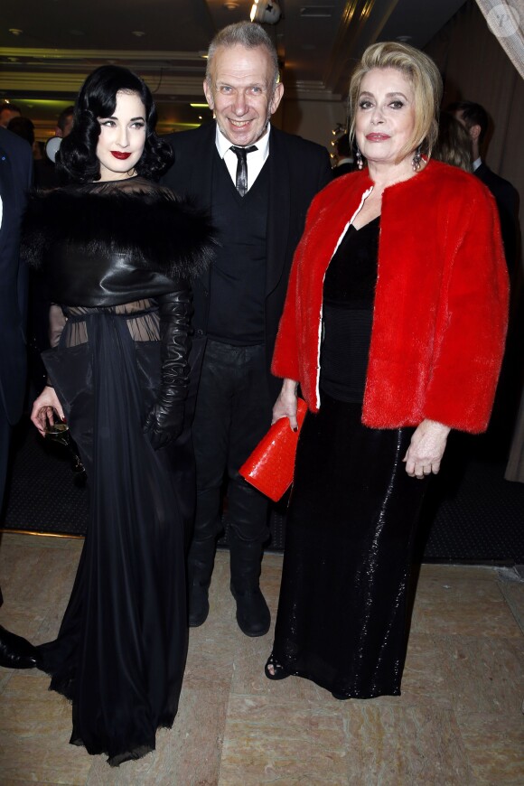 Dita Von Teese, Jean-Paul Gaultier, Catherine Deneuve (dans une robe Ralph Lauren) - lors du Dîner de la mode pour le Sidaction au Pavillon d'Armenonville à Paris, le 23 janvier 2014