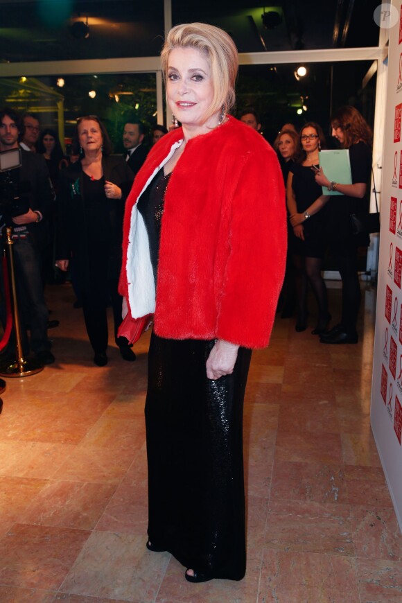 Catherine Deneuve (robe Ralph Lauren) lors du Dîner de la mode pour le Sidaction au Pavillon d'Armenonville à Paris, le 23 janvier 2014