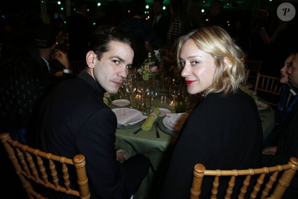 Romain Dauriac (fiancé de Scarlett Johansson) et Chloë Sevigny lors du Dîner de la mode pour le Sidaction au Pavillon d'Armenonville à Paris, le 23 janvier 2014
