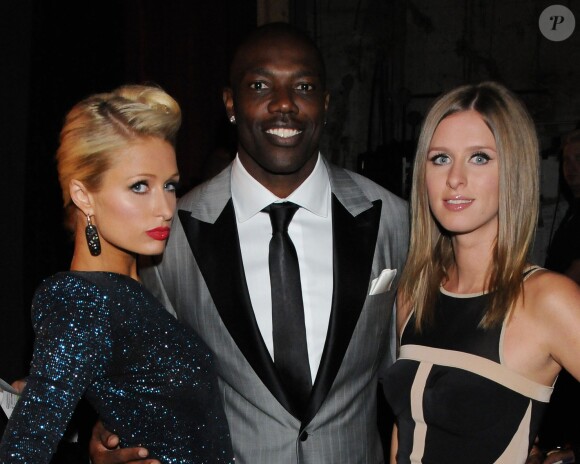Terrell Owens entouré de Paris Hilton et Nicky Hilton en coulisses des Fox Reality Channel Really Awards en octobre 2009 à Hollywood