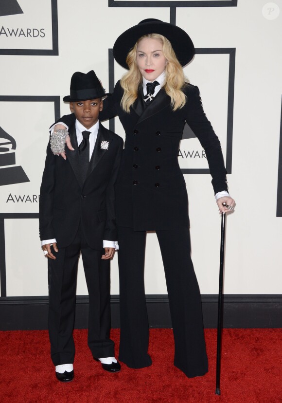 Le petit David et sa mère Madonna, tous deux habillées de smokings Ralph Lauren, arrivent au Staples Center pour la 56e édition des Grammy Awards. Los Angeles, le 26 janvier 2014.