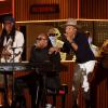 Les Daft Punk (arrière-plan), Nile Rodgers, Stevie Wonder et Pharrell Williams interprètent Get Lucky lors des 56e Grammy Awards. Los Angeles, le 26 janvier 2014.