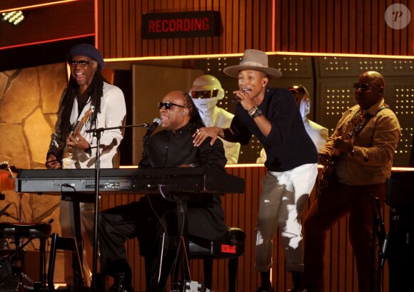 Les Daft Punk (arrière-plan), Nile Rodgers, Stevie Wonder et Pharrell Williams interprètent Get Lucky lors des 56e Grammy Awards. Los Angeles, le 26 janvier 2014.