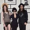 Charlotte Kemp Muhl, Yoko Ono et son fils Sean Lennon arrivent au Staples Center pour la 56e édition des Grammy Awards. Los Angeles, le 26 janvier 2014.