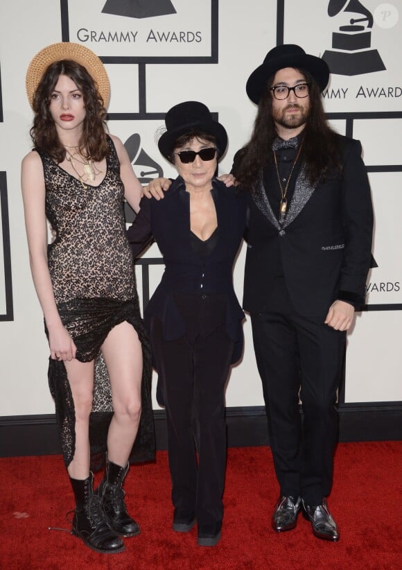 Charlotte Kemp Muhl, Yoko Ono et son fils Sean Lennon arrivent au Staples Center pour la 56e édition des Grammy Awards. Los Angeles, le 26 janvier 2014.