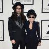 Sean Lennon et sa mère Yoko Ono arrivent au Staples Center pour la 56e édition des Grammy Awards. Los Angeles, le 26 janvier 2014.