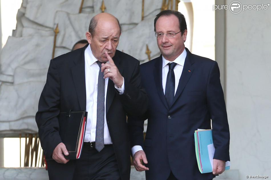 Jean-Yves Le Drian et François Hollande à l&#039;Elysée à Paris le 8 janvier 2014.