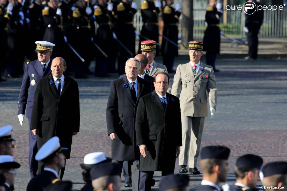 Admiral et chef d&#039;état-major des armees Edouard Guillaud, Jean-Yves Le Drian, François Hollande, Jean-Marc Ayraultà Paris, le 11 novembre 2013