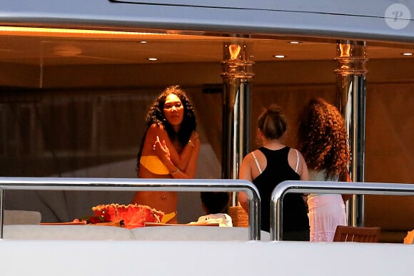 Exclusif - Kimora Lee, ses filles Ming et Aoki et des amis à bord d'un yacht, profitent de vacances à Saint-Barthélemy. Le 22 décembre 2013.