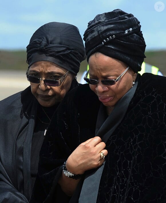 Winnie Mandela, ex-femme de l'ancien president sud-africain Nelson Mandela, Graça Machel, veuve de Mandela lors de ses funérailles à Qunu en Afrique du Sud le 15 décembre 2013.