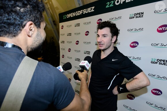Michaël Youn à l'occasion d'un match caritatif en marge du 22e Open de tennis GDF SUEZ au Stade Pierre de Coubertin à Paris le 28 Janvier 2014.