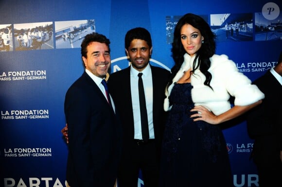 Nasser Al-Khelaifi entouré de Jade Foret et Arnaud Lagardère lors du dîner de gala de la Fondation PSG, le 28 janvier 2014, au Pré Catelan à Paris