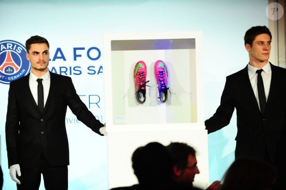 Les chaussures de Zlatan Ibrahimovic aux enchères lors du dîner de gala de la Fondation PSG, le 28 janvier 2014, au Pré Catelan à Paris