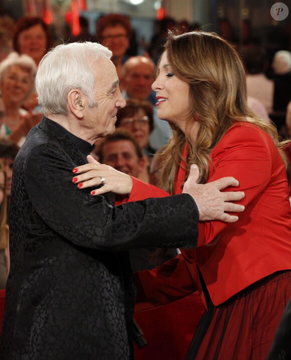 Exclu - Hélène Ségara et Charles Aznavour sur le plateau de Vivement Dimanche, le 31 août 2011.