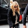 Kate Hudson à New York, porte une veste en fourrure, un sweater gris, un sac rouge M2 Malletier (modèle La Fleur du Mal), un pantalon J Brand et des bottines Greymer (modèle art. 310-00). Le 28 janvier 2014.