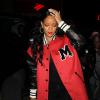 Rihanna, de sortie au 1 OAK à West Hollywood, porte une veste Moschino (pré-collection automne-hiver 2014-15), un top légèrement transparent et un pantalon noirs, des baskets Converse et un petit porte-monnaie rose Miu Miu. Le 25 janvier 2014.