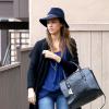Jessica Alba, ultrachic en toute simplicité sous son chapeau Janessa Leone, complète sa tenue d'un sac Zadig & Voltaire (modèle Love) et de bottines Isabel Marant (modèle Caleen). Los Angeles, le 26 janvier 2014.