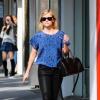 Reese Witherspoon en pleine séance shopping à Beverly Hills, porte ses Ray-Ban Wayfarer, un top bleu à imprimé léopard Sea, un pantalon Paige Denim (modèle Verdugo) et un sac et des bottines Saint Laurent. Le 23 janvier 2014.