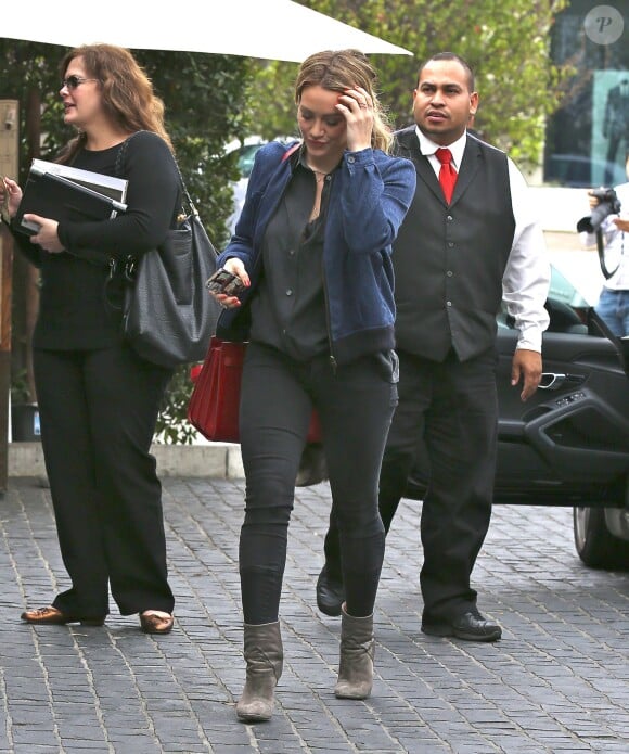 Hilary Duff se rend au restaurant Cecconi's à West Hollywood, notamment habillée d'un bomber Forte Forte, d'un jean noir J Brand, d'un sac rouge Saint Laurent (modèle Petit sac de jour) et de bottines Iro (modèle Daithy). Le 30 janvier 2014.