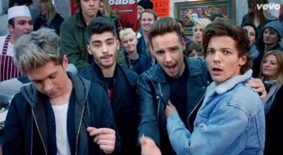 Le groupe One Direction dans le clip de Midnight Memories.
