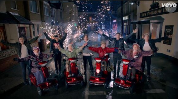 Les beaux gosses du groupe One Direction dans le clip de Midnight Memories.