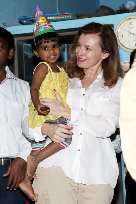 Valérie Trierweiler, lors de la visite du bidonville de Mandala à Bombay, avec l'association Action contre la faim le 28 janvier 2014