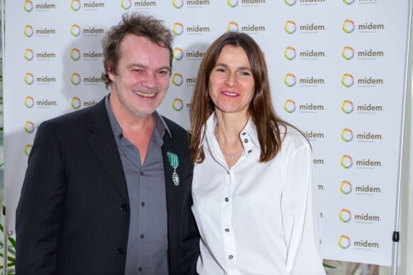 Axel Bauer fait chevalier de l'ordre des Arts et des Lettres par Aurélie Filippetti à Cannes, le 2 février 2014