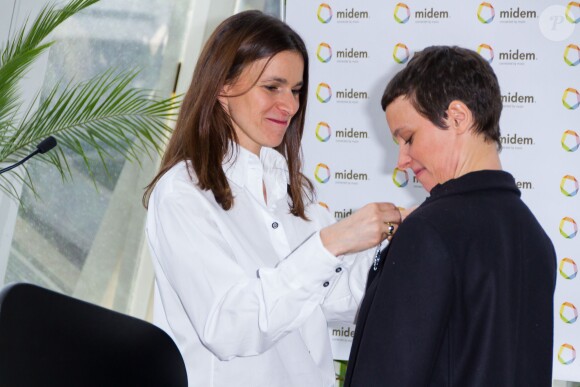 Emily Loizeau décorée de l'ordre des Arts et des Lettres par Aurélie Filippetti à Cannes, le 2 février 2014