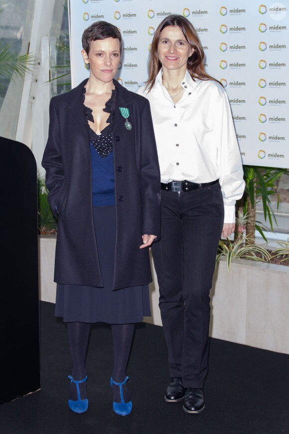Emily Loizeau décorée de l'ordre des Arts et des Lettres par Aurélie Filippetti à Cannes, le 2 février 2014
