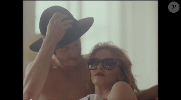 Kylie Minogue invite Clément Sibony dans son clip "Into The Blue", février 2014.