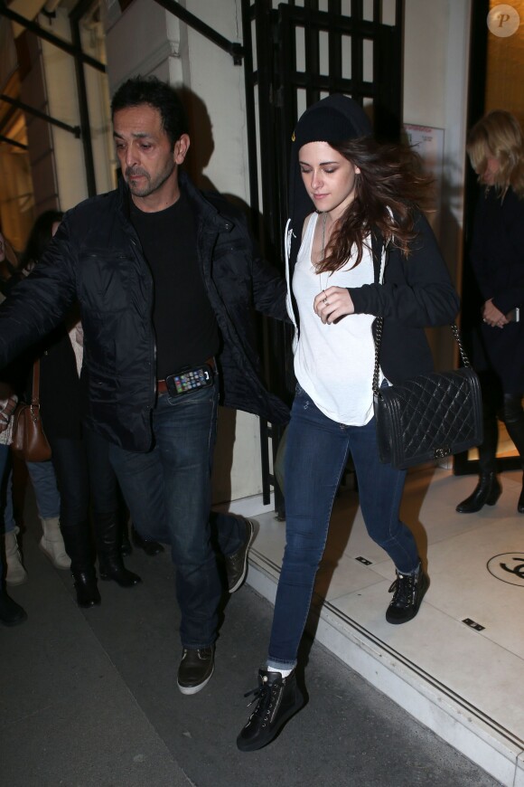Kristen Stewart va faire du shopping chez Chanel à Paris, le 3 février 2014.