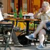 Philip Seymour Hoffman avec un ami dans un restaurant du West village, New York, le 21 juin 2006.