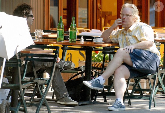 Philip Seymour Hoffman avec un ami dans un restaurant du West village, New York, le 21 juin 2006.