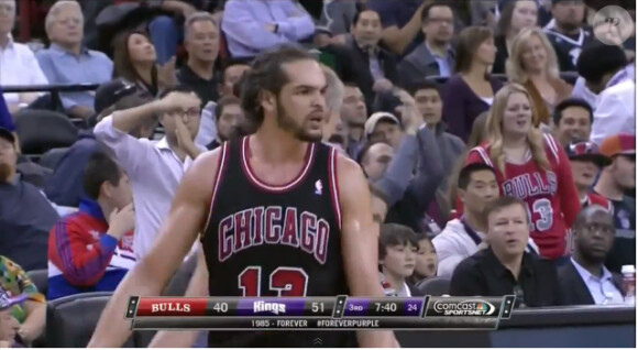Joakim Noah, très énervé et expulsé, s'en prend aux arbitres lors du match entre les Bulls de Chicago et les Kings de Sacramento, à Sacramento le 3 février 2014
