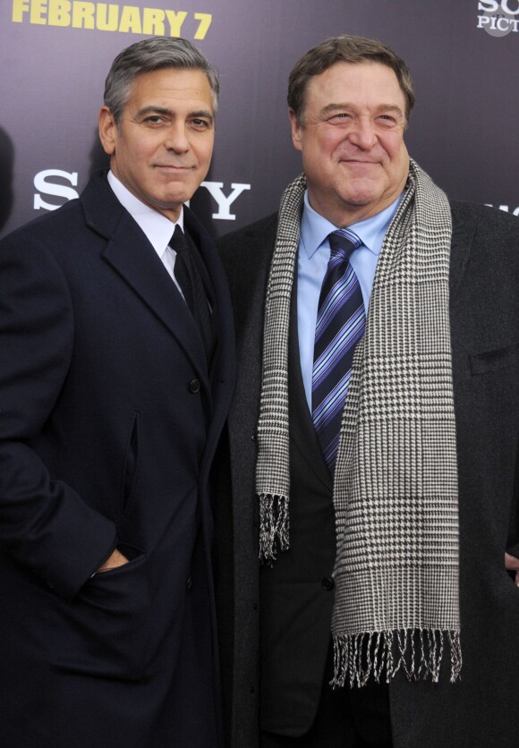 George Clooney et John Goodman à la première du film The Monuments Men au Ziegfeld Theatre, New York, le 4 février 2014.