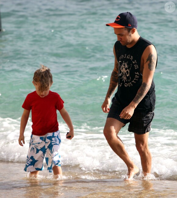 Exclusif - Pete Wentz (Fall Out Boy) à la plage avec son fils Bronx à Hawaii, le 26 janvier 2014.