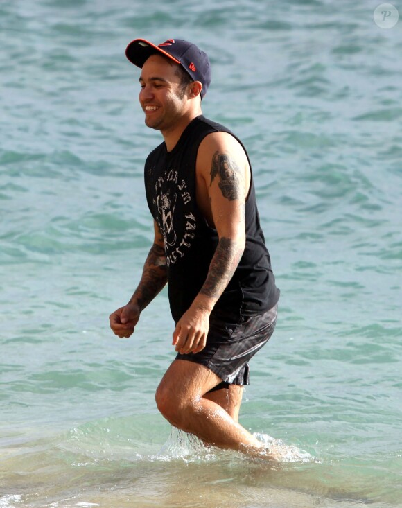 Exclusif - Pete Wentz à la plage avec son fils Bronx à Hawaii, le 26 janvier 2014.