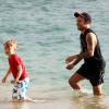 Exclusif - Pete Wentz avec son fils Bronx (5 ans) à Hawaii, le 26 janvier 2014.