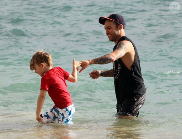Exclusif - Pete Wentz à la plage avec son fils Bronx à Hawaii, le 26 janvier 2014.