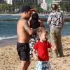 Exclusif - Pete Wentz à la plage avec son adorable fils Bronx à Hawaii, le 26 janvier 2014.