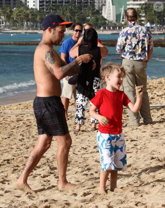Exclusif - Pete Wentz à la plage avec son fils Bronx à Hawaii, le 26 janvier 2014.