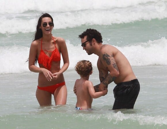 Exclusif - Pete Wentz profite d'une belle journée ensoleillée avec son fils Bronx et sa petite amie Meagan Camper sur une plage a Miami, le 6 juin 2013.