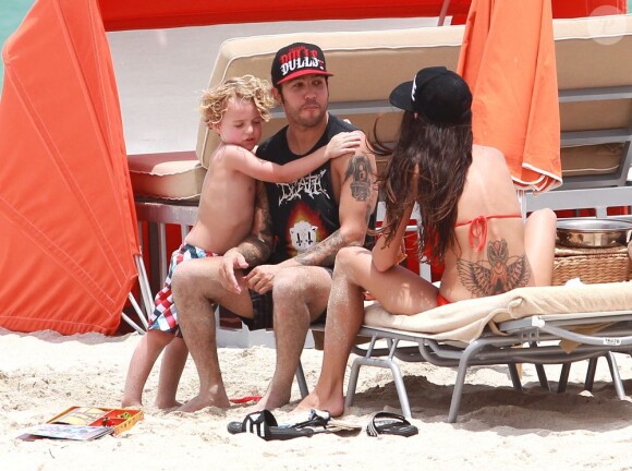 Exclusif - Pete Wentz profite d'une très belle journée ensoleillée avec son fils Bronx et sa petite amie Meagan Camper sur une plage a Miami, le 6 juin 2013.