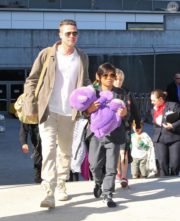 Brad Pitt, Pax - Brad Pitt et Angelina Jolie arrivent à l'aéroport de Los Angeles en provenance d'Australie avec leurs enfants, le 5 février 2014.